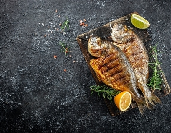 Что будет, если перед жаркой натереть рыбу сахаром?