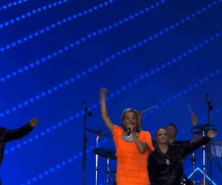    Пользователи уже шутят, что мечтают попасть к Булановой в танцевальную группу - "двигаться минимум, зарабатывать максимум". GIF: видео с ТГ-канала "Звёздная пыль"