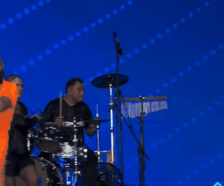    Команда исполняет грустную миниатюру - на сцене они как будто мимы, переживающие меланхолию. Именно поэтому нет улыбок и танцевальных кульбитов. GIF: видео с ТГ-канала "Звёздная пыль"