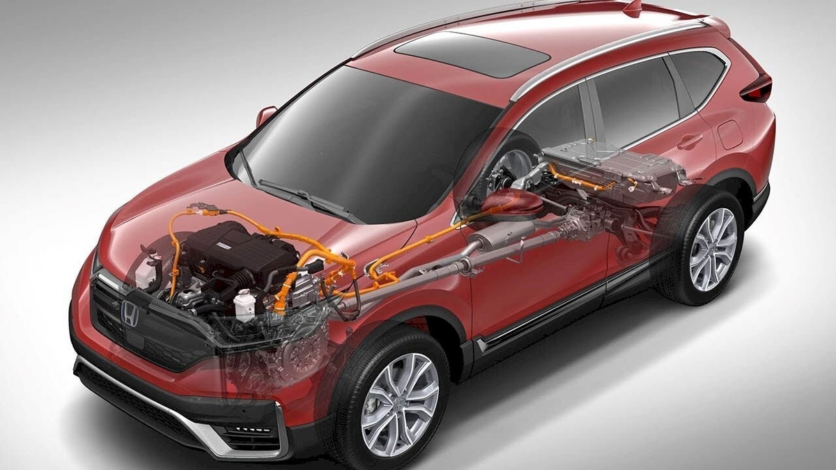 Honda CR-V Hybrid: плюсы и минусы автомобиля

Honda CR-V — один из самых популярных кроссоверов в сегменте компактных и среднеразмерных SUV. В последние годы модель претерпела значительные обновления, и версия с гибридной силовой установкой стала одним из интересных решений для тех, кто ищет баланс между экономичностью, комфортом и практичностью. Ниже рассмотрим основные плюсы и минусы Honda CR-V Hybrid.


Плюсы Honda CR-V Hybrid

1. Экономичность и снижение расхода топлива  
Одним из главных преимуществ гибридной версии CR-V является значительно меньший расход топлива по сравнению с бензиновыми аналогами. Благодаря сочетанию бензинового двигателя и электромотора, автомобиль потребляет меньше топлива, что особенно актуально в условиях городских пробок и при регулярных поездках.

2. Улучшенная динамика и плавность хода  
Гибридная система обеспечивает более мягкую и плавную работу двигателя, особенно в городских условиях. Электромотор помогает при начале движения, обеспечивая хорошую ускоряемость и комфортное управление.

3. Экологичность  
Меньшее количество выбросов вредных веществ делает Honda CR-V Hybrid более дружелюбной к окружающей среде. Это особенно важно для городских жителей и в странах с экологическими стандартами.

4. Комфорт и простор  
Модель предлагает просторный салон, удобные кресла, продуманную эргономику. Внутри расположено множество современных опций, мультимедийных систем и камер. Также есть достаточный объем багажника.

5. Современные технологии и безопасность  
CR-V Hybrid оснащена множеством систем помощи водителю — адаптивным круиз-контролем, системой предотвращения столкновений, асистентами по полосе и т.д. Это повышает безопасность и комфорт при эксплуатации.

6. Высокая надежность и репутация бренда  
Компания Honda славится своим качеством и долговечностью. Модель CR-V традиционно имеет хорошую репутацию среди владельцев.


