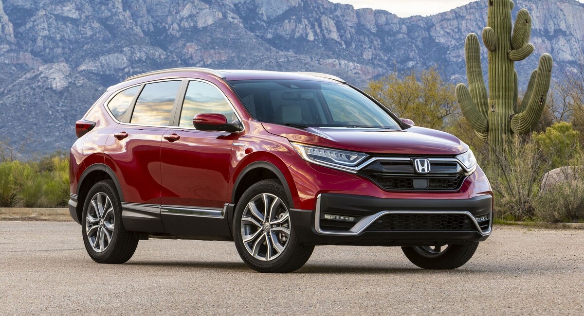 Минусы Honda CR-V Hybrid

1. Более высокая цена по сравнению с бензиновыми версиями  
Гибридные комплектации обычно стоят дороже, что может оттолкнуть покупателей с ограниченным бюджетом. Дополнительная стоимость связана с используемой технологией и оборудованием.

2. Ограниченный запас хода на электротяге  
Хоть гибрид и экономичен в городском цикле, на трассе машина в основном работает на бензиновом двигателе, и уход в полностью электрический режим ограничен. Для тех, кто ищет полностью электрический SUV, CR-V Hybrid не подходит.

3. Меньшая мощность в сравнении с дизельными или бензиновыми версиями  
Гибридная силовая установка зачастую уступает по мощности и динамике версиям с дизелем или мощным бензиновым двигателем из-за особенностей гибридной системы.

4. Обслуживание и ремонт  
Гибридные системы могут потребовать более дорогого обслуживания в случае поломок. Также необходимость замены аккумуляторов в перспективе — важный момент, который стоит учитывать.

5. Размер и маневренность  
Хотя CR-V — довольно компактный для своего сегмента, он все же крупнее городских моделей. Для небольших городов с узкими улицами или парковочными местами это может стать неудобством.


Итог: кому подойдет Honda CR-V Hybrid?

Это отличный выбор для тех, кто ищет практичный, современный и экологичный кроссовер с хорошим уровнем комфорта и безопасности. Особенно подойдет для городских жителей и семейных водителей, ценящих экономию топлива и надежность. Однако потенциальные покупатели должны учитывать более высокую цену и особенности технического обслуживания.


Заключение

Honda CR-V Hybrid — это современный и продуманный автомобиль, сочетающий в себе преимущества гибридных технологий и классического SUV. Он идеально подойдет для тех, кто хочет снизить расходы на топливо и сократить вредные выбросы, не жертвуя комфортом и функционалом. Однако перед покупкой важно взвесить все плюсы и минусы, ориентируясь на свои потребности и финансовые возможности.
