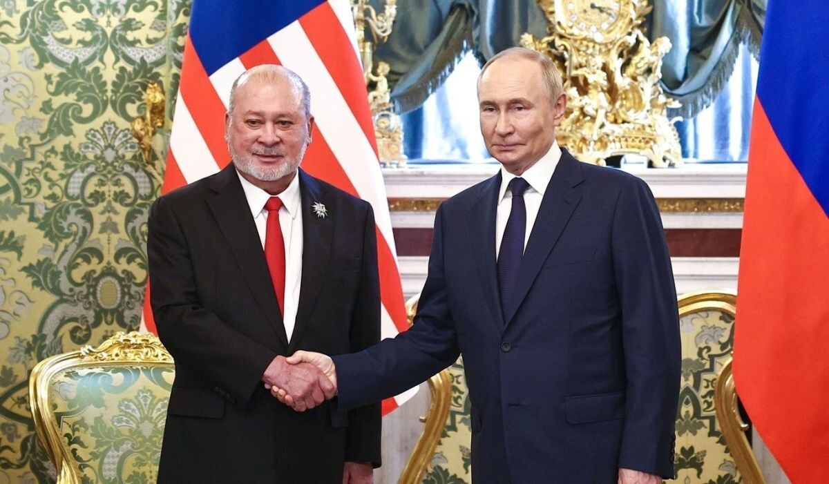     С Верховным правителем Малайзии султаном Ибрагимом. Источник: kremlin.ru Автор фото: Михаил Терещенко, ТАСС