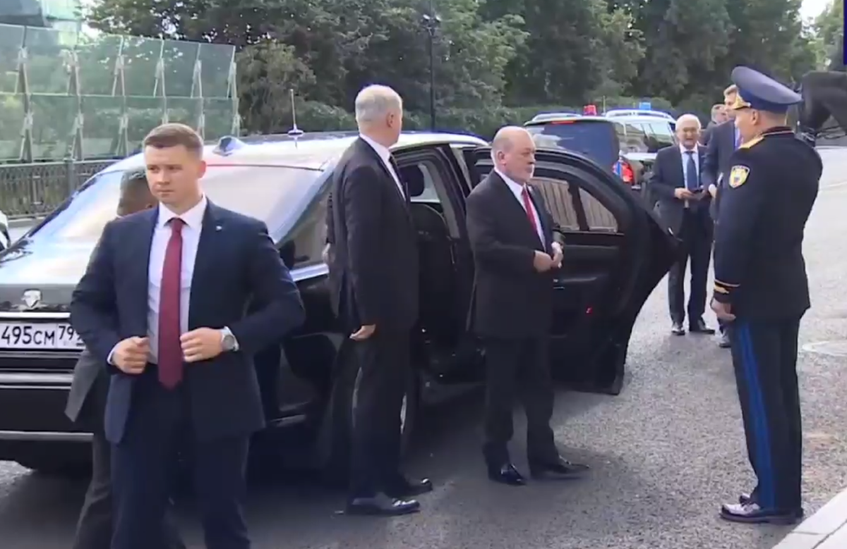 Короля Малайзии в Кремль привёз российский Аурус. Ставший автомобилем первых лиц - гостей России. 