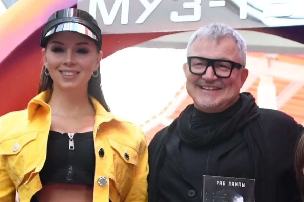    Дмитрий и Полина на красной дорожке музыкальной премии.