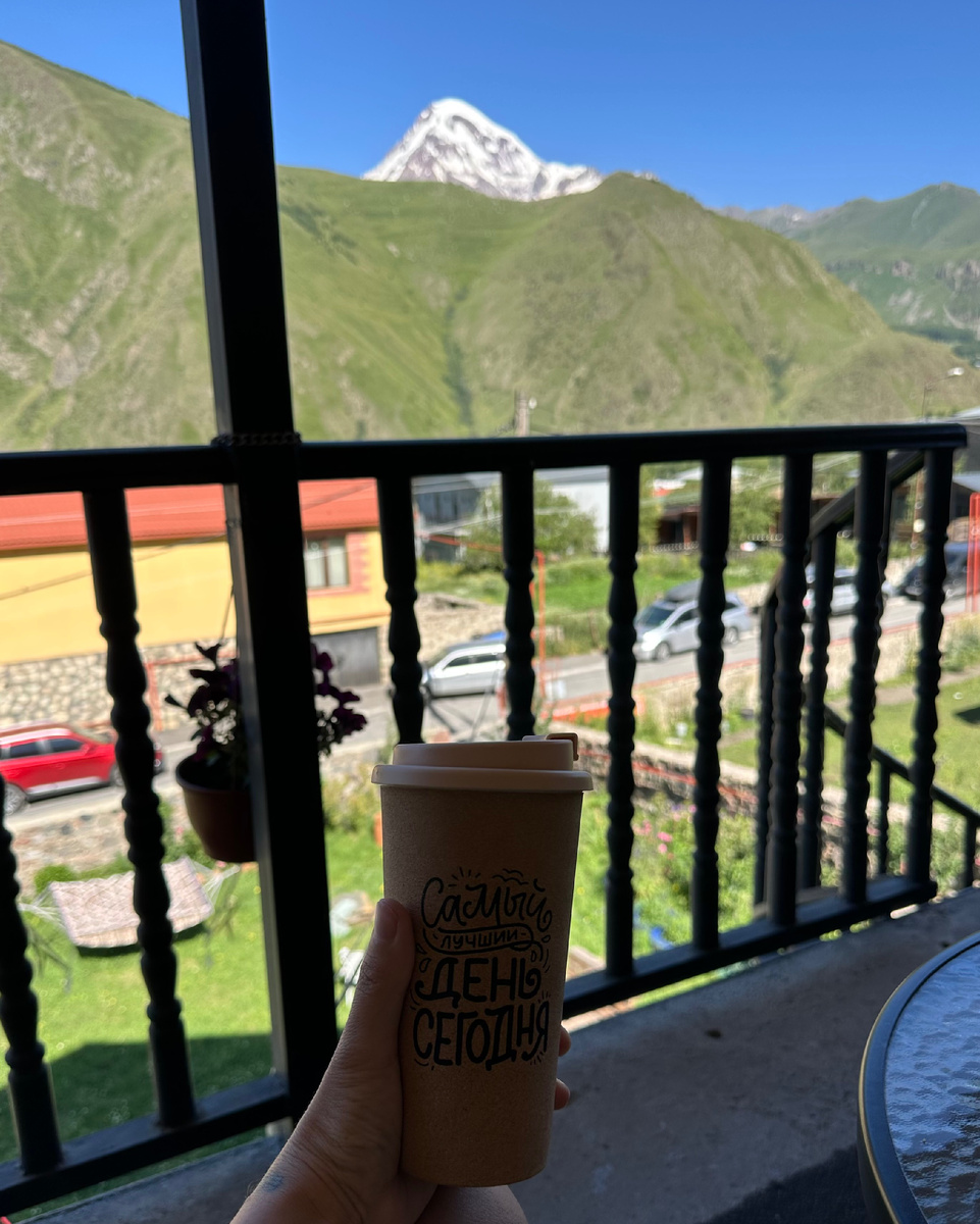 А напротив вид на Казбек с нашего балкончика