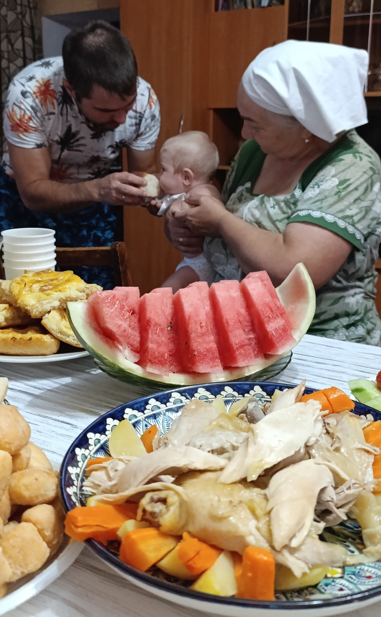 Романа кормили домашним хлебом с бульоном 🙂