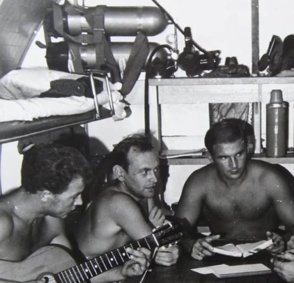 Слава Курилов по середине