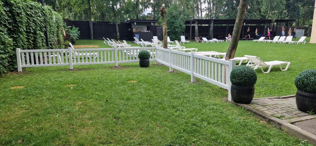 Двустороннее пластиковое ограждение для газона в летней зоне фитнес-центра