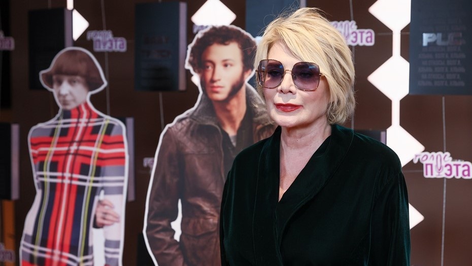    Генеральный продюсер Лина Арифулина на красной дорожке перед финалом первого всероссийского проекта "Голос поэта" в выставочном комплексе "Экспоцентр". Автор фото: ТАСС