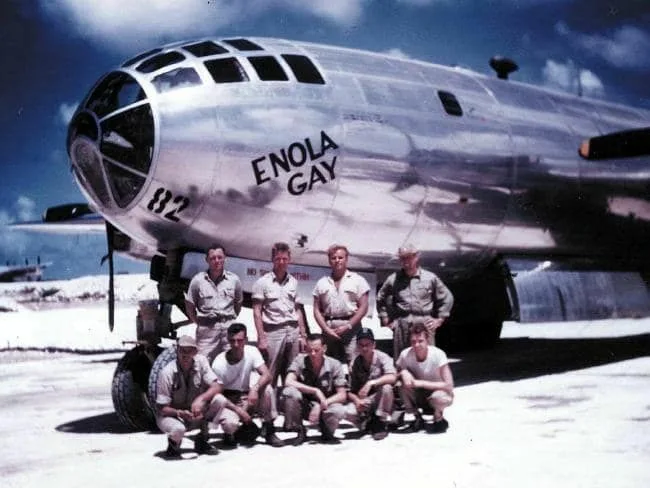 Экипаж Б-29 "Энола Гей". Это они с этого самолета сбросили ядерную бомбу на хиросиму. источник изображения: сайт tr.pinterest.com