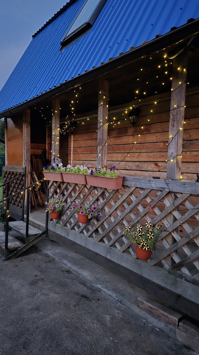 Вечером загораются огоньки. Они на солнечной батарее.