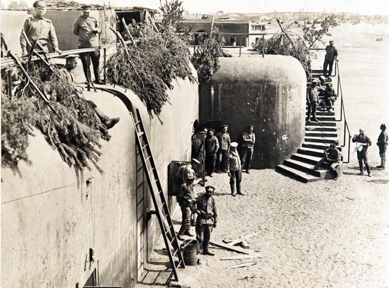    Осовец. Маскировка бетонных убежищ заречного форта сосновым лесом, чтобы скрыть их от наблюдения с аэропланов