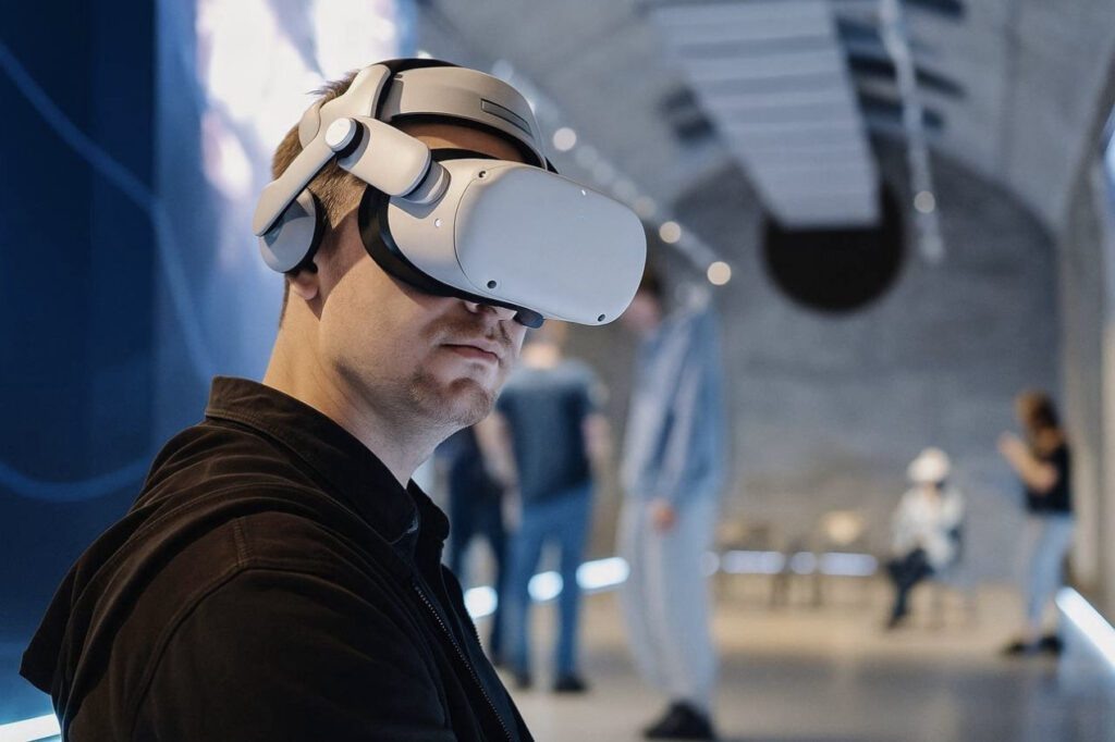 Фотовыставка-фестиваль «Самая красивая страна» —
 это возможность совершить путешествие по России вместе с авторами 
лучших снимков за всю историю одноименного фотоконкурса. Он проводится 
уже 11 лет и является одним из крупнейших событий в мире природной 
фотографии. Проект «Самая красивая страна» — это более 780 тыс. 
присланных на рассмотрение жюри снимков и около 118 тыс. участников, 
совместно создающих портрет нашей прекрасной Родины. Представленные 
работы приглашают в самые отдаленные уголки и даже позволяют вернуться 
в прошлое. Так, номинация «Живой архив» сопоставляет архивные 
и современные кадры, сделанные в одном и том же месте.