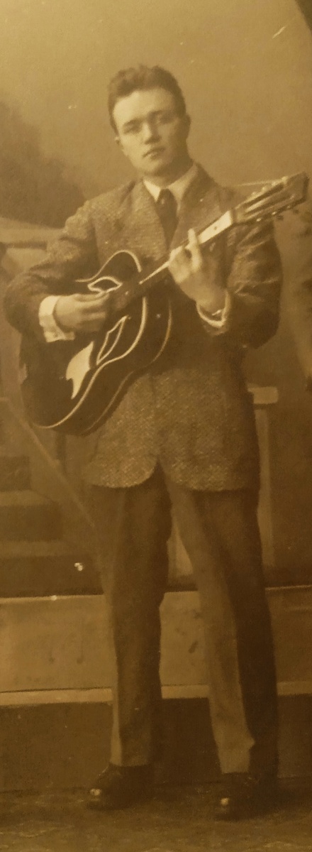 Папин отец, Михаил Дмитриевич Плетухин. Перед войной, в составе эстрадного квартета. Он играл на всех музыкальных инструментах. Архив автора.