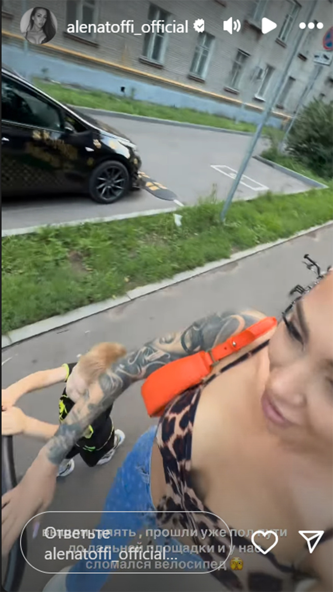 Алена Рапунцель с коляской. Фото: соцсети Алены Рапунцель