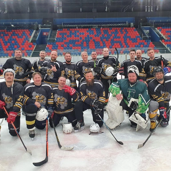 Плотников играет в хоккей