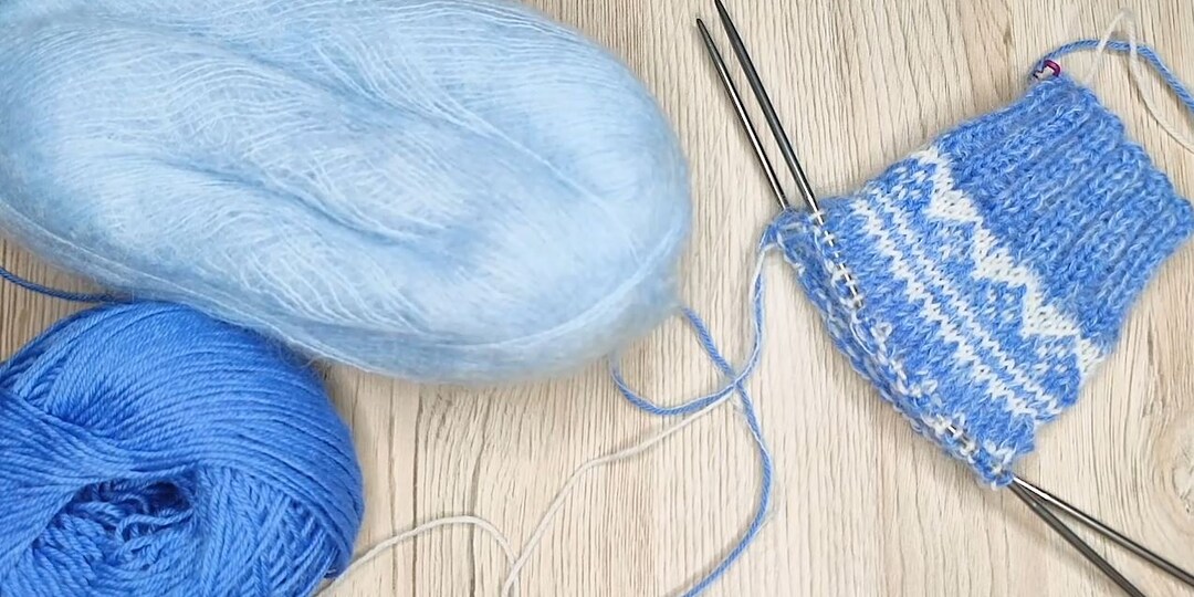 ВЯЗАНЫЕ НОСКИ И ЖАККАРД: МАЛЕНЬКОЕ ВОЛШЕБСТВО НА КАЖДЫЙ ДЕНЬ + 30 ОЧАРОВАТЕЛЬНЫХ СХЕМ