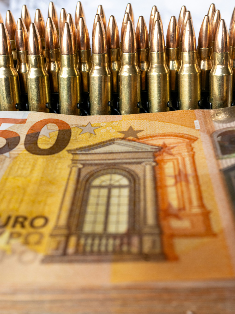 "Чёрный стол, красный глаз.
Ты за них, я за нас."(с) Фото: Unsplash