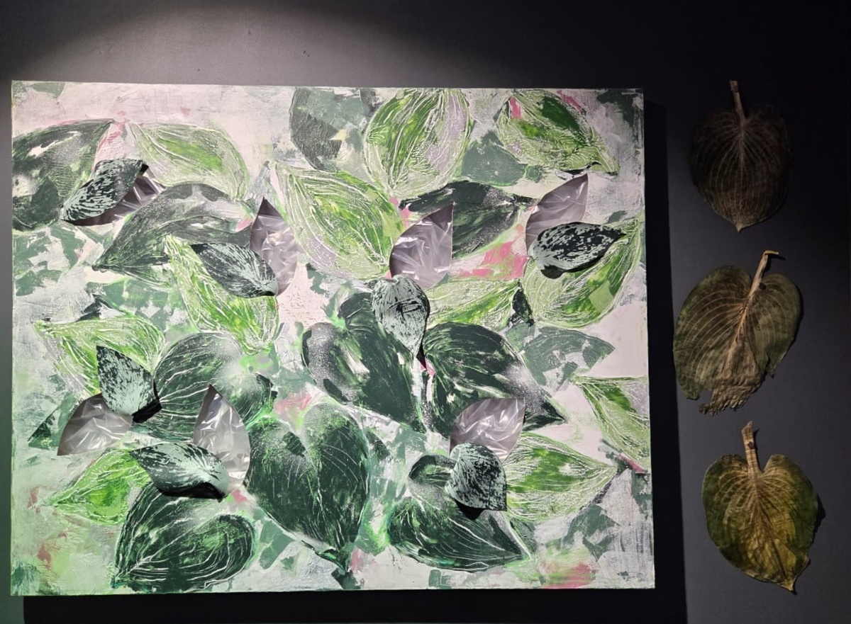 PARKINA Информационный лист. Листья, холст, чернила. Тактильность утраты. Холст, акрил, масляная пастель, полиэтиленовая пленка. 2025