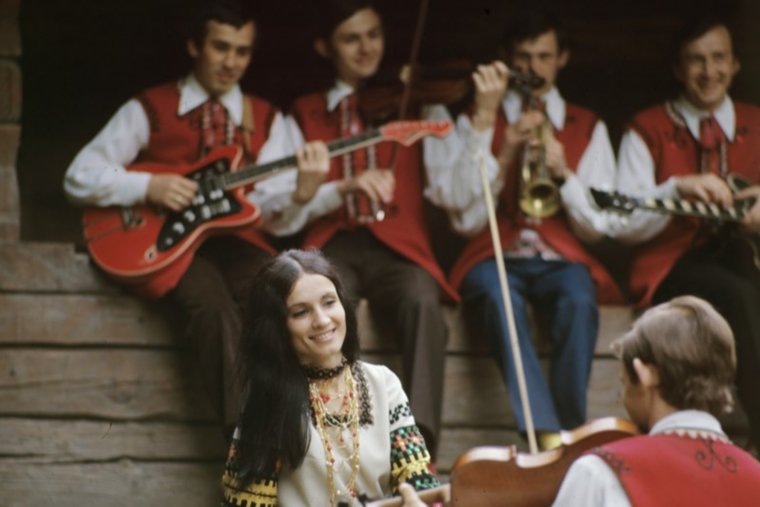     Солистка Черновицкой филармонии, заслуженная артистка УССР София Ротару и ансамбль «Червона рута» Фото: Б. Криштул/РИА Новости