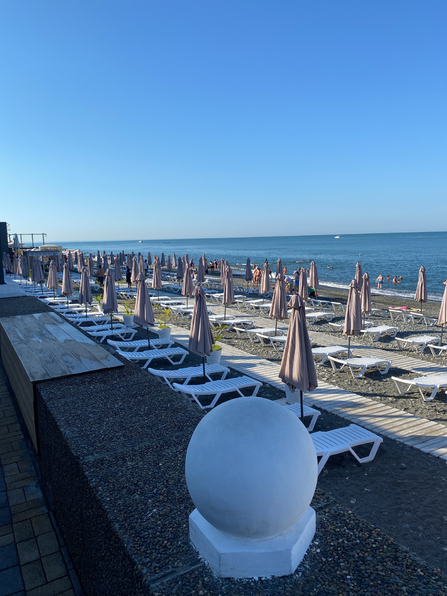 Набережная Адлера утром 