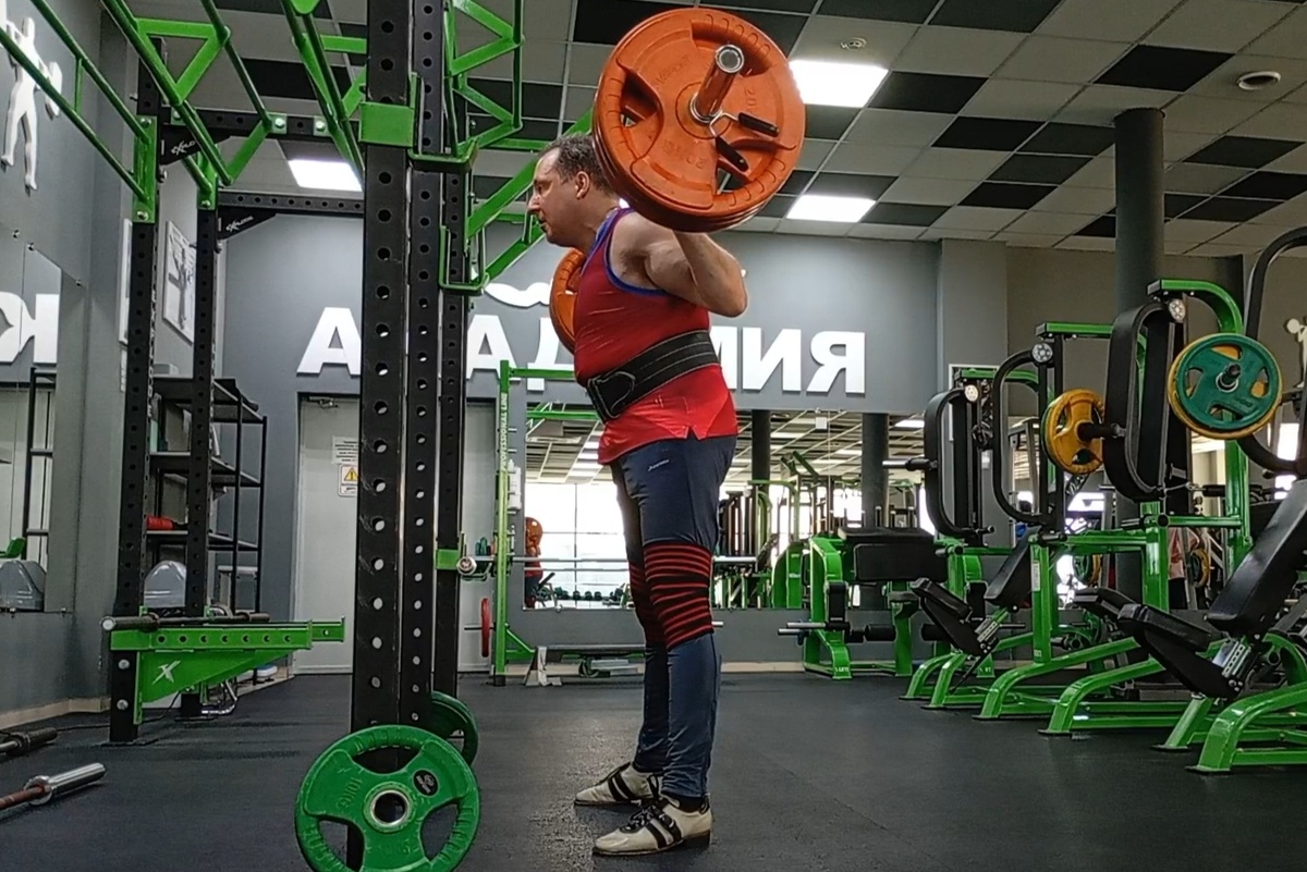 Старый добрый присед со штангой на плечах... 