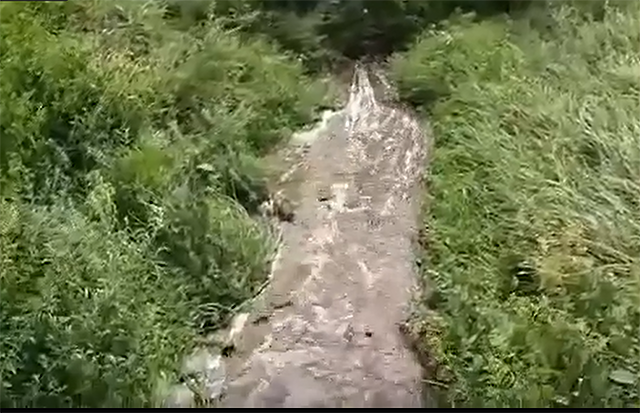 Отходы текут в тверскую деревню. Жители рассказали, прокуратура отреагировала