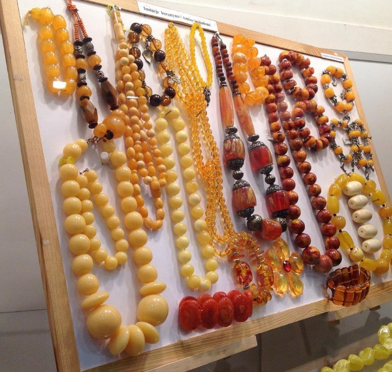 Янтаря много не бывает.