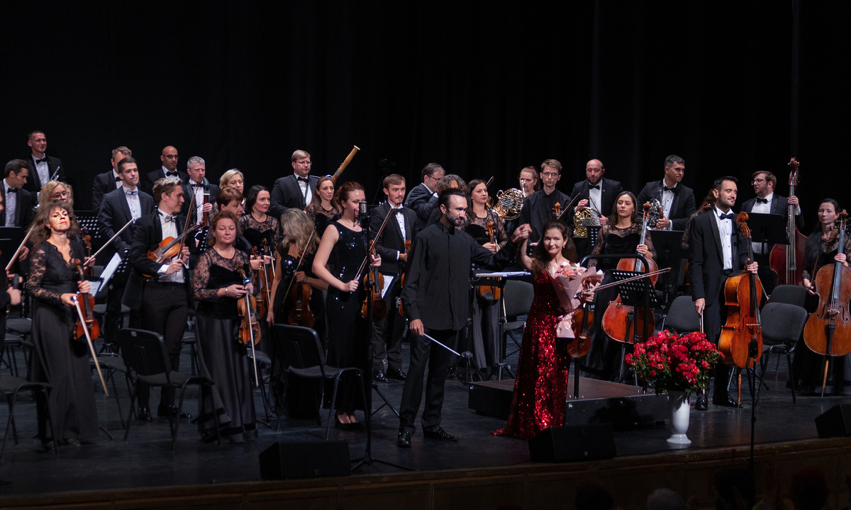 Алексей Верховен открывает свой первый сезон с Брянским Губернаторским симфоническим оркестром. Солистка — Анна Савкина (скрипка, Москва)