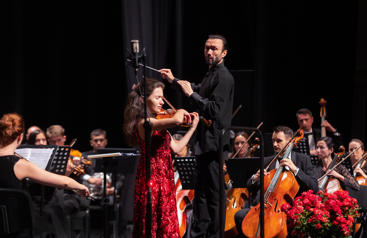 Алексей Верховен, художественный руководитель и главный дирижёр Брянского Губернаторского симфонического оркестра. Солистка — Анна Савкина (скрипка, Москва)