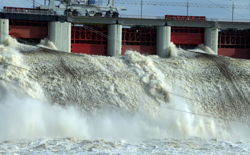 Нижний бьеф Плявиньской ГЭС. Айзкраукле, Латвия. Фото из Интернет. 