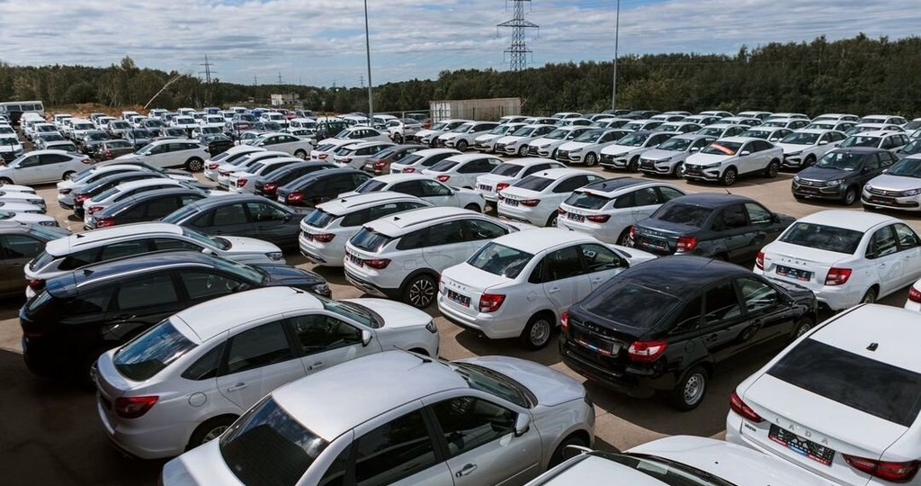 АвтоВАЗ объявил о масштабных скидках на автомобили Lada в августе. Сколько теперь стоят машины