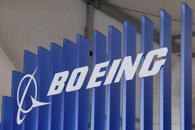 Boeing (NYSE:BA) столкнулся с забастовкой в понедельник, когда около 3 200 механиков из IAM District 837 начали акцию протеста после отклонения второго контрактного предложения компании