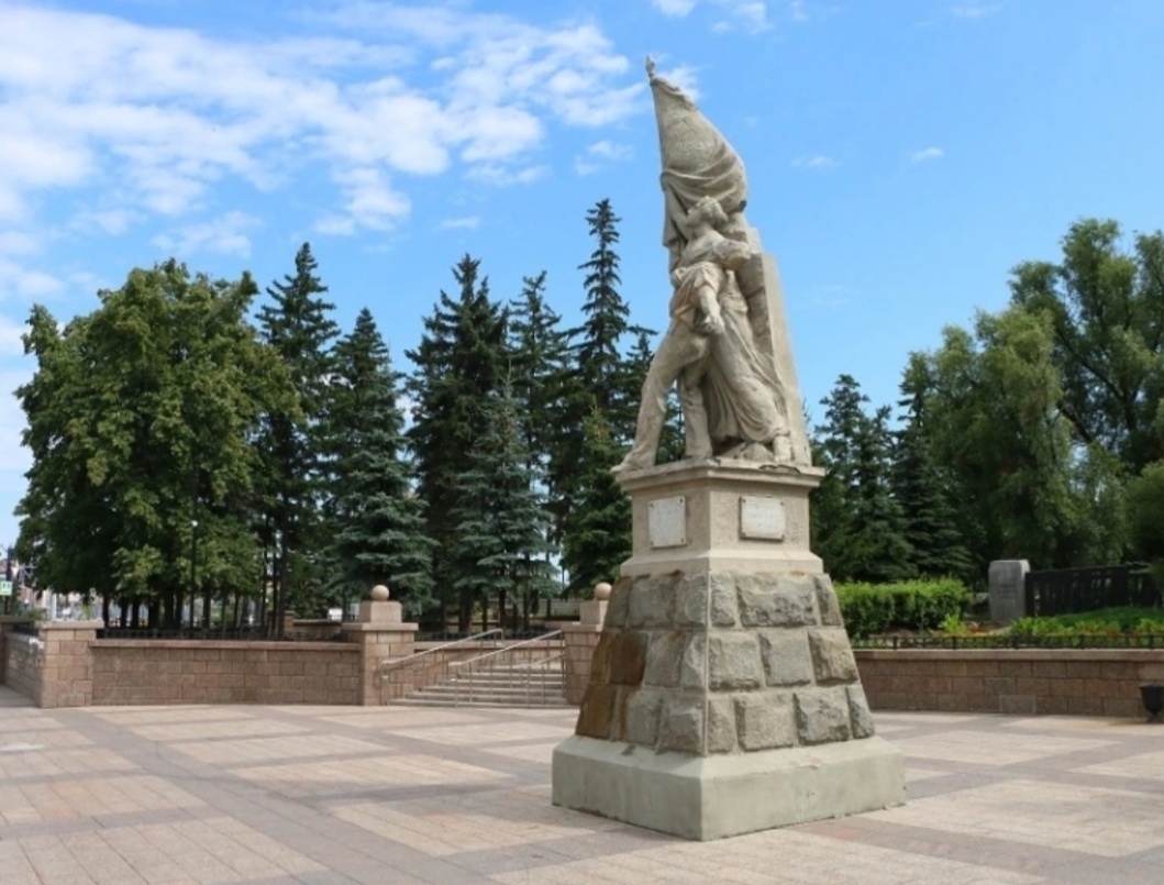 Сквер имени Борцов революции.