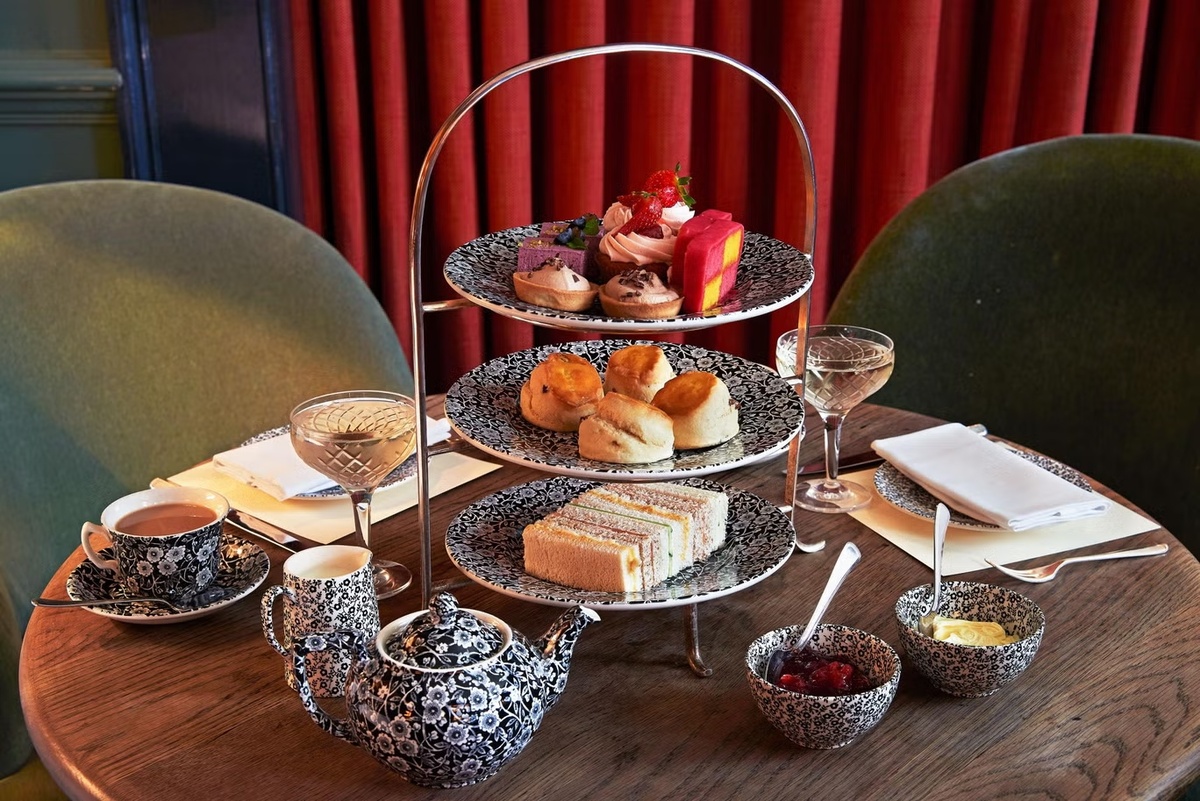 Вариант сервировки "пятичасового чая" от лондонского отеля  Dean Street Townhouse, который, как сказано в рекламе, "отлично подходит для желудка и кошелька". Источник: британское интернет-издание The Independent (https://www.independent.co.uk/)