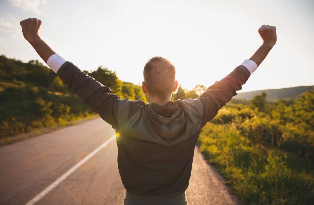 Через 2 недели его кожа стала лучше, появилась энергия. Он стал увереннее в себе.
