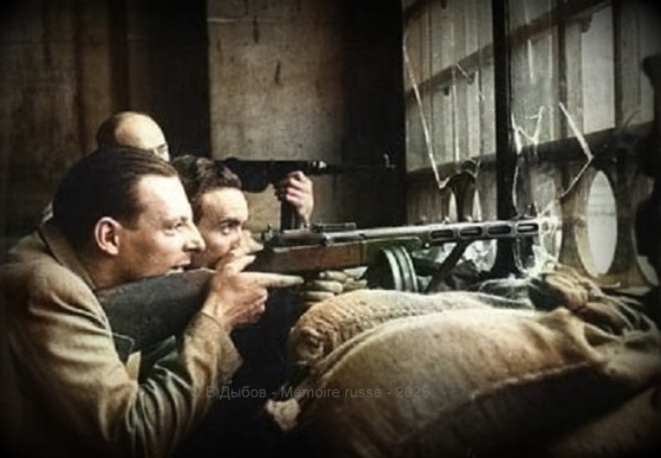 Участники Сопротивления с автоматами в Мэрии Парижа. Фото Андрэ Ганднье.