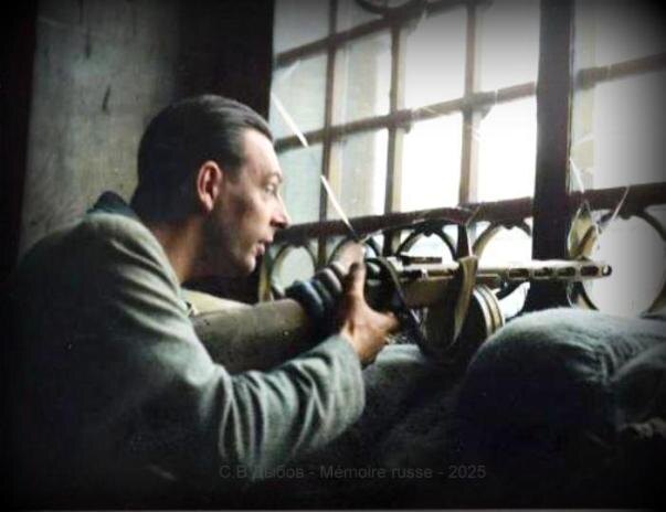 Участники Сопротивления с автоматами в Мэрии Парижа. Фото Серж де Сазо