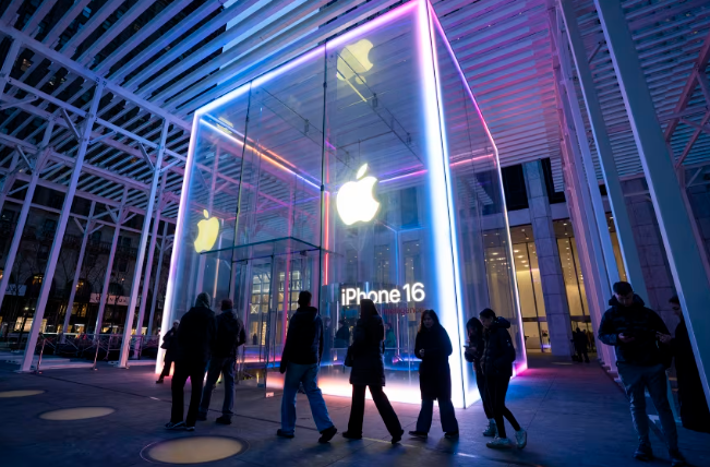 Apple теряет позиции: iPhone бьёт рекорды, но ИИ и пошлины угрожают будущему компании