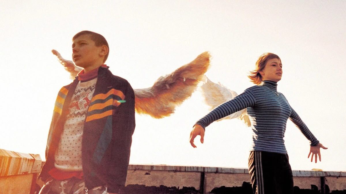 16 лет — возраст, когда хочется обладать всем миром, чтобы "все это" принадлежало тебе. Но зачастую мечты разбиваются о реальность: тебя бросает мать, и поездка в Америку отменяется. Жизнь Лили рушится в один день, когда ее семья разваливается прямо у нее на глазах, а она остается валятся в луже, в ожидании письма от матери из другой страны. Здесь нет любви, нет защиты — только жестокость, равнодушие и эксплуатация. Лиля цепляется за любые проблески тепла, но каждый раз ее просто используют и предают, даже, казалось, самые близкие люди. Фильм Мудиссона — не просто драма, а крик о тысячах таких же Лил, которых система перемалывает, не оставляя шанса.