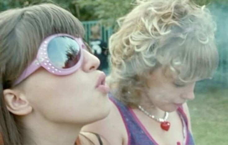 Они еще дети. Три подруги: Жанна, Катя и Вика. Им по 15, но у них нет детства — только серые будни, водка в подъездах, пустые разговоры о будущем, которого, кажется, никогда не будет. Жанна хочет любви, Катя — славы, Вика — просто исчезнуть. Германика снимает без прикрас: дрожащей камерой, крупными планами, с нервирующим саундтреком. Ее героини не бунтуют — они уже сдались, и это всегда страшнее.