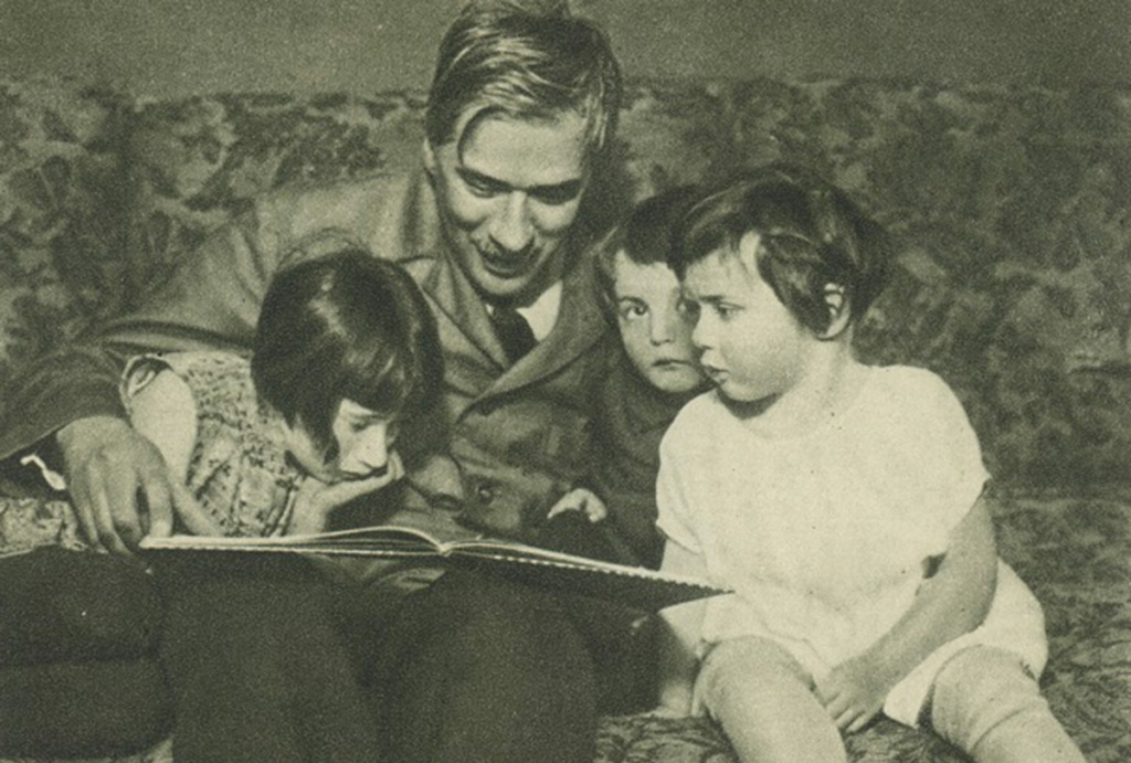 Корней Чуковский с детьми. Мурочка первая слева. Фото: Дом-музей К.И. Чуковского / Государственный музей истории российской литературы имени В.И. Даля