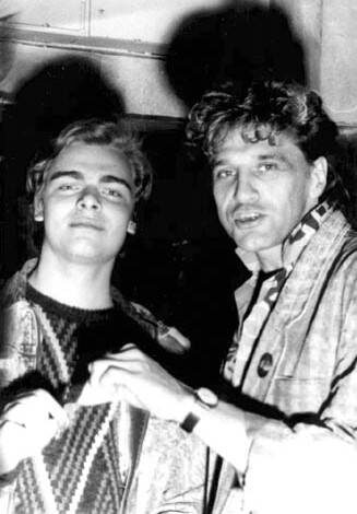 Константин Пахомов и Анатолий Алёшин в перетягивании счастливого трамвайного билетика с шестью семёрками, в споре, кто его съест))