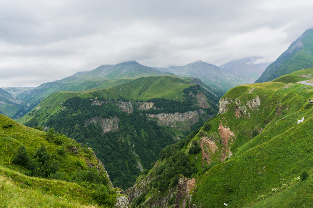 вид на горы с Военно-Грузинской дороги