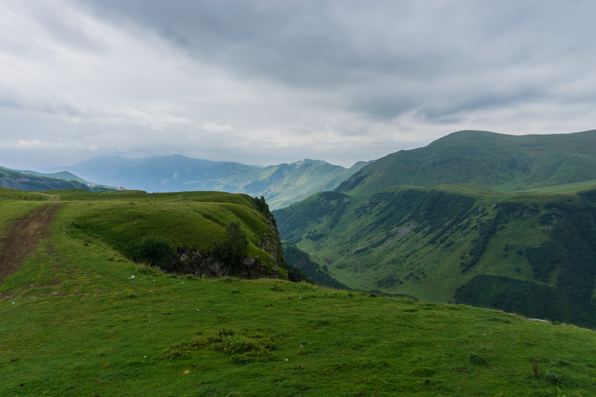вид на горы рядом с Военно-Грузинской дорогой