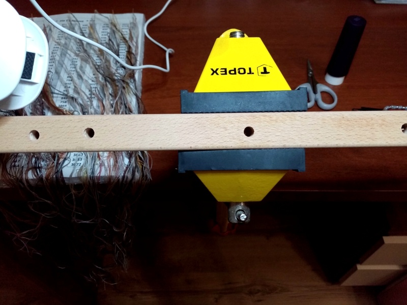  Поворотные шарнирные тиски Topex 75 держат лапки.