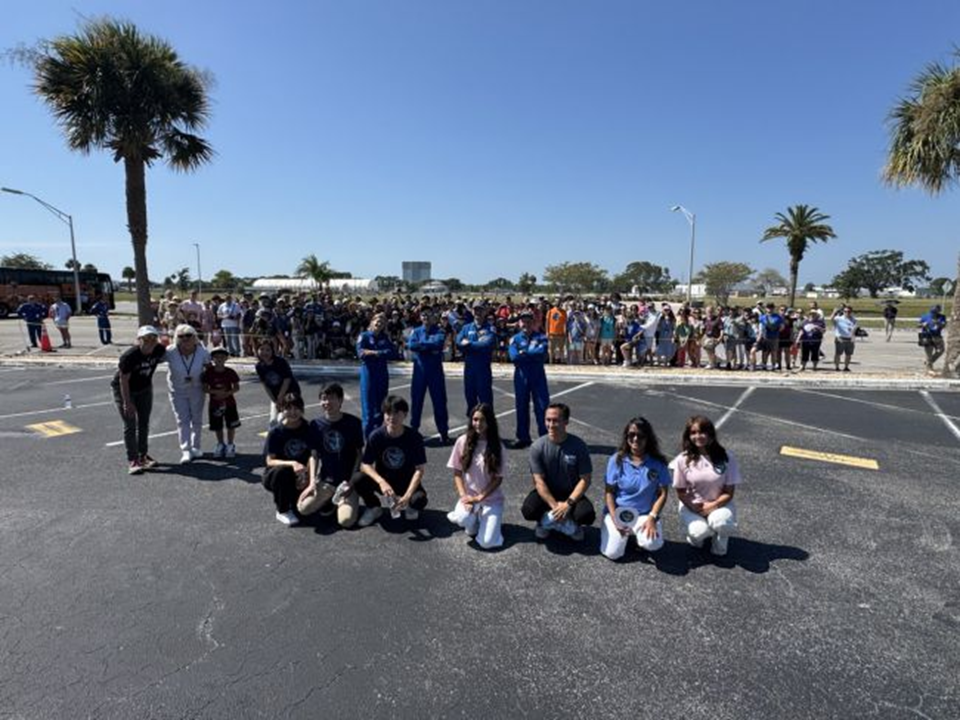 Экипаж с группой поддержки во Флориде. Фото: ЦПК