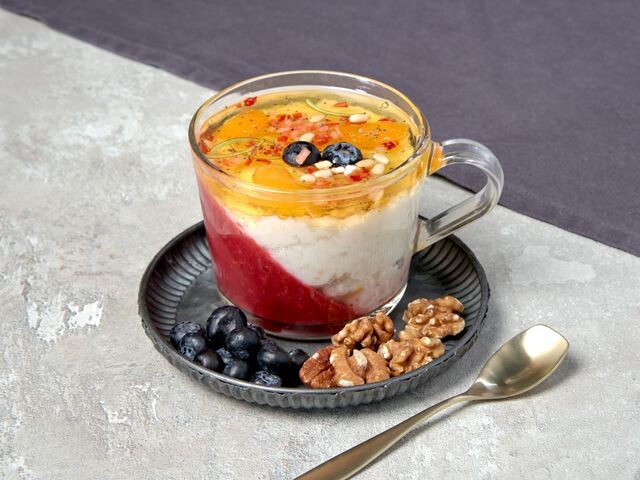 Современная подача киселя в керамической посуде с мятой и ягодами