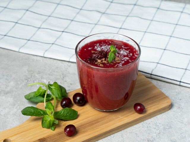 Современная подача киселя в керамической посуде с мятой и ягодами