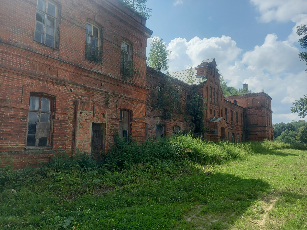 Общий вид бывшей Гурьевской сельскохозяйственной школы